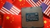 Foto ilutrasi yang menunjukkan sebuah unit semikonduktor CPU yang ditampilkan di depan bendera AS dan China. Foto diambil pada 17 Februari 2023. (Foto: Reuters/Florence Lo)