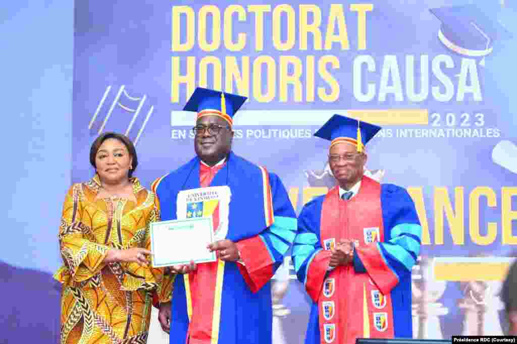 Président Félix Félix Tshisekedi (C), esimbi diplôme ya Docteur Honoris Causa, molongani wa ye Denis Nyakeru (G) na mokambi ya université ya Kinshasa (Unikin),Jean-Marie Kayembe, Kinshasa, 12 sanza ya zomi 2023. (Présidence RDC)