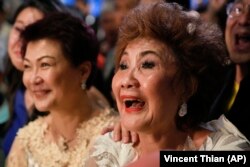 Janet Yeoh, ibu Michelle Yeoh, di Kuala Lumpur, Malaysia saat menyaksikan putrinya berhasil menggondol Piala Oscar. (Foto AP/Vincent Thian)