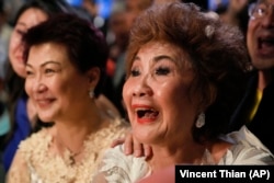 Janet Yeoh, ibu Michelle Yeoh, di Kuala Lumpur, Malaysia saat menyaksikan putrinya berhasil menggondol Piala Oscar. (Foto AP/Vincent Thian)