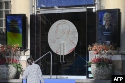 Pintu masuk utama Museum Nobel di Akademi Swedia di Stockholm, Swedia, 6 Oktober 2022. (Jonathan NACKSTRAND / AFP)