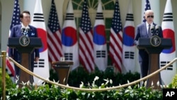 윤석열 한국 대통령과 조 바이든 미국 대통령이 지난해 4월26일 정상회담 후 백악관 로즈 가든에서 기자회견을 하고 있다.