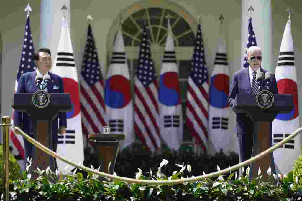 조 바이든(오른쪽) 미국 대통령과 윤석열 한국 대통령이 26일 백악관 정상회담 직후 로즈가든에서 공동기자회견하고 있다.