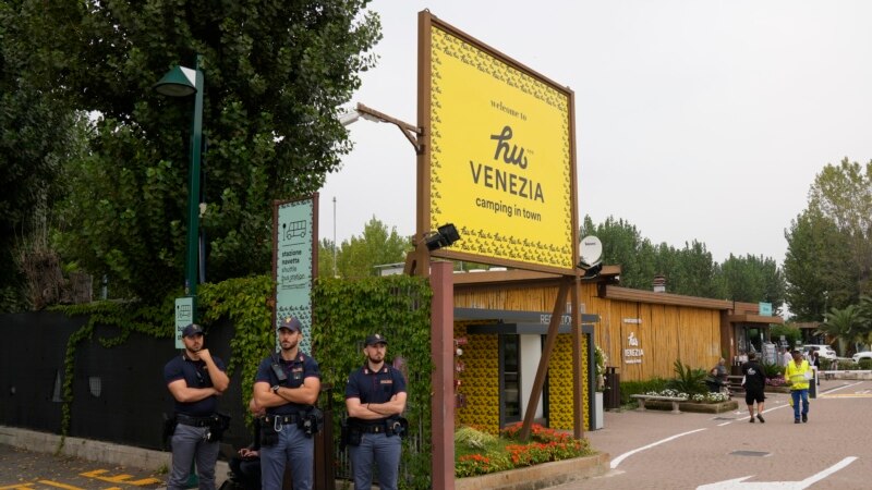 Polisi berjaga di luar Camping Hu, tempat para penumpang bus menginap, di Mestre, dekat kota Venesia, Italia, Rabu, 4 Oktober 2023. Bus tersebut jatuh dari jalan layang, Selasa malam, menewaskan banyak orang. (AP/Antonio Calanni)