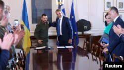 Presiden Ukraina Volodymyr Zelenskyy dan PM Yunani Kyriakos Mitsotakis bertemu di Athena, Yunani hari Senin (21/8).