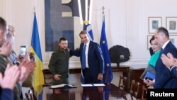 ဂရိဝန်ကြီးချုပ် Kyriakos Mitsotakis နဲ့ ယူကရိန်းသမ္မတ Volodymyr Zelenskyy တို့ ဂရိနိုင်ငံ၊ အေသင်မြို့မှာ တွေ့ဆုံကြစဥ်။​(သြဂုတ် ၂၁၊ ၂၀၂၃)