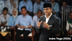 Calon presiden Anies Baswedan menyampaikan visi dan misinya dalam Debat Pertama Capres 2024 yang diadakan oleh Komisi Pemilihan Umum RI (KPU RI) pada Selasa (12/12) di Jakarta. (VOA/Indra Yoga) 