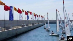 2022年1月9日中國資助的斯里蘭卡填海港口的中國和斯里蘭卡國旗