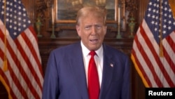 El candidato presidencial republicano y expresidente de Estados Unidos, Donald Trump, hace una declaración sobre la política de aborto, en esta captura de pantalla obtenida de un video publicado el 8 de abril de 2024.