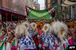 Orang-orang menunggu kedatangan pemimpin spiritual Tibet Dalai Lama di hotelnya di New York, l 23 Juni 2024, saat ia bersiap menjalani operasi lutut. (Adam GRAY / AFP)