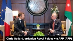 Pertemuan Raja Abdullah II (kanan) dengan Presiden Prancis Emmanuel Macron di Amman pada 25 Oktober 2023. (Foto: Chris Setian/Jordanian Royal Palace via AFP)