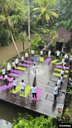 Retreat Katarsis. Darmika memberikan pengarahan pada sejumlah pasien dalam sebuah retreat di Bali. (Dokumentasi Gusti Putu Darmika)