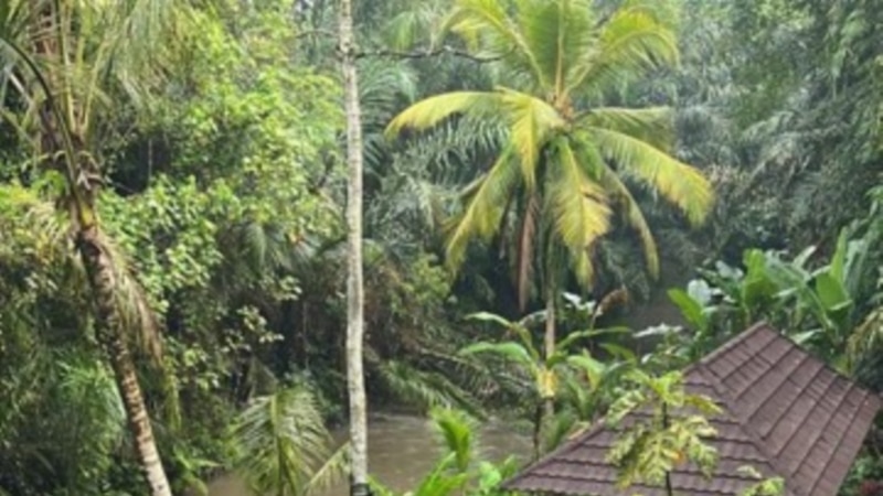 Retreat Katarsis. Darmika memberikan pengarahan pada sejumlah pasien dalam sebuah retreat di Bali. (Dokumentasi Gusti Putu Darmika)