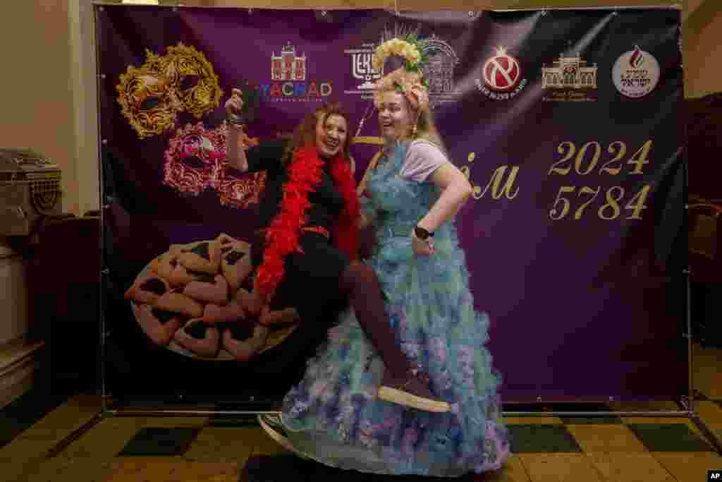 Mujeres de la comunidad judía ucraniana posan durante las celebraciones de Purim en la Gran Sinagoga Coral en Kiev, Ucrania, el domingo 24 de marzo de 2024. (Foto AP/Vadim Ghirda)