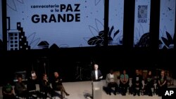 El presidente de la Comisión de la Verdad, Francisco de Roux, habla durante una ceremonia para publicar el informe final de la comisión sobre el conflicto interno del país, en Bogotá, Colombia, el 28 de junio de 2022. 