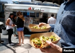 Ljudi kupuju tacose sa kamiončića korejanske hrane u Los Angelesu u Kaliforniji.