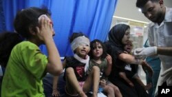 Anak-anak Palestina yang terluka akibat serangan udara Israel mendapat perawatan sementara di Rumah Sakit Al-Shifa, Kota Gaza, 11 Oktober 2023.