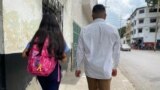 Estudiante camina una hora y media hasta llegar a su escuela, en Caracas