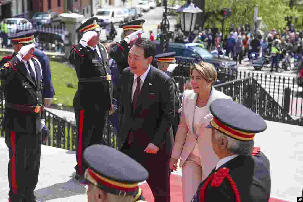 29일 미국 보스턴을 찾은 윤석열 한국 대통령이 모라 힐리 매사추세츠 주지사의 환영을 받으며 주청사를 방문했다.