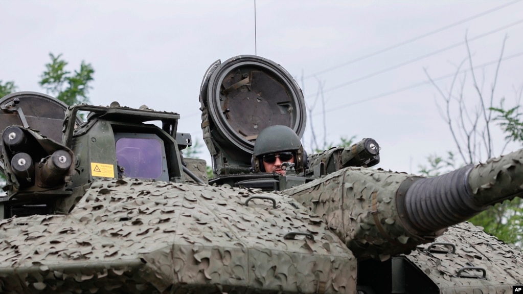 一名乌克兰士兵在巴赫穆特的阵地里在一辆瑞典CV90步战车里作战。（2023年6月25日）