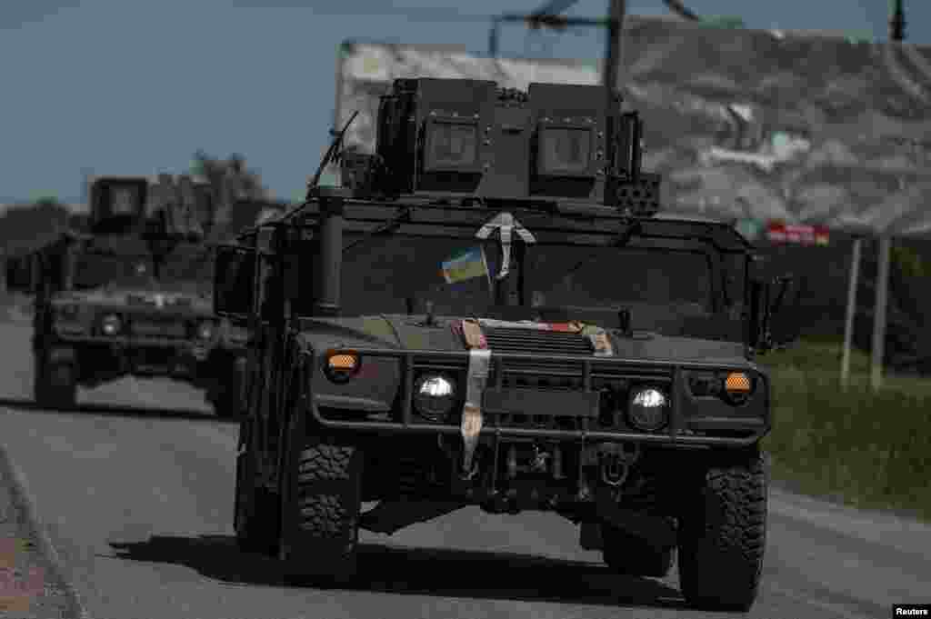 Vehículos de ruedas multipropósito de alta movilidad (HMMWV), comúnmente conocidos como Humvees.