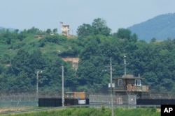 남북 간 국경 파주에서 보이는 한국 군 초소(아래)와 북한군 초소(위).