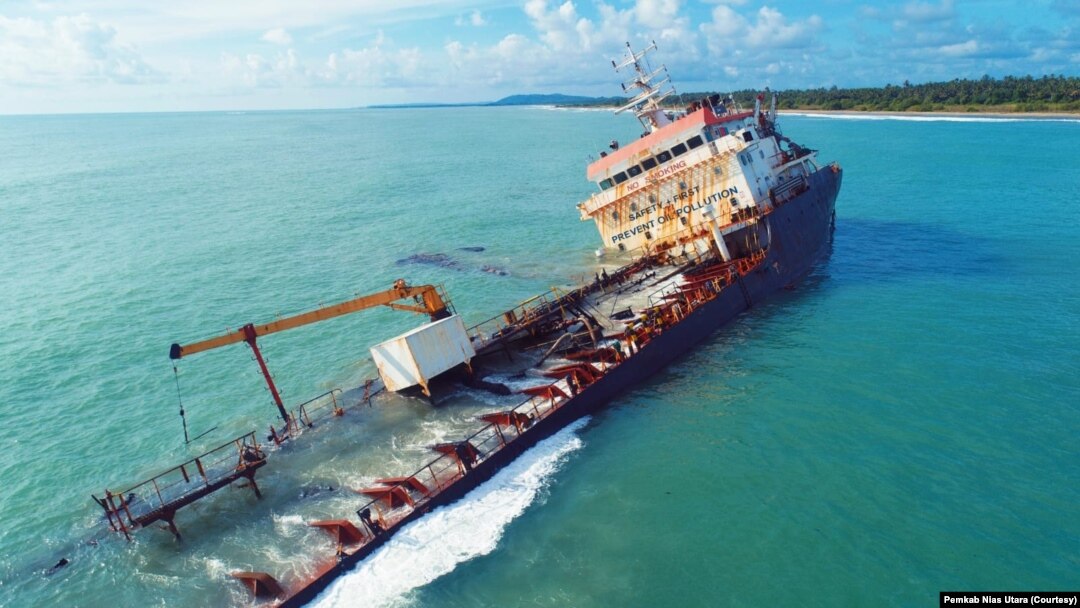 Kapal bermuatan aspal atau bitumen dilaporkan karam di perairan Desa Humene Siheneasi, Kecamatan Tugala Oyo, Kabupaten Nias Utara, Sumatra Utara. (Courtesy: Pemkab Nias Utara)