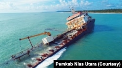 Kapal bermuatan aspal atau bitumen dilaporkan karam di perairan Desa Humene Siheneasi, Kecamatan Tugala Oyo, Kabupaten Nias Utara, Sumatra Utara. (Courtesy: Pemkab Nias Utara)