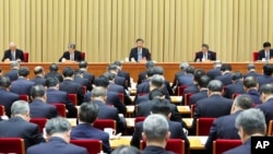 中共新华社2023年12月12日发布照片显示，中国领导人习近平在北京举行的年度中央经济工作会议上讲话。