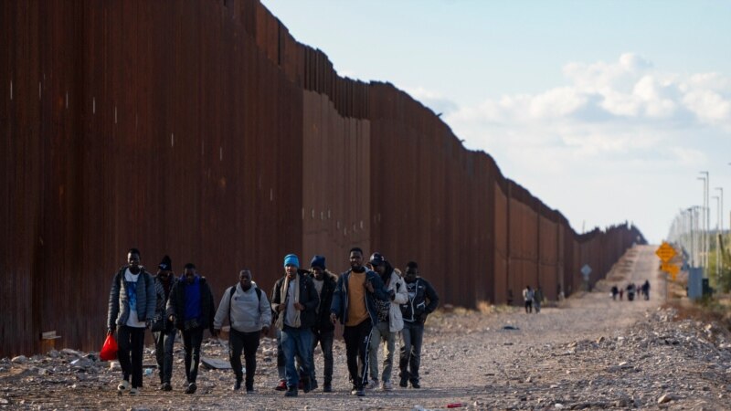 Para Pengunjuk Rasa Tolak RUU Perbatasan Arizona-Meksiko