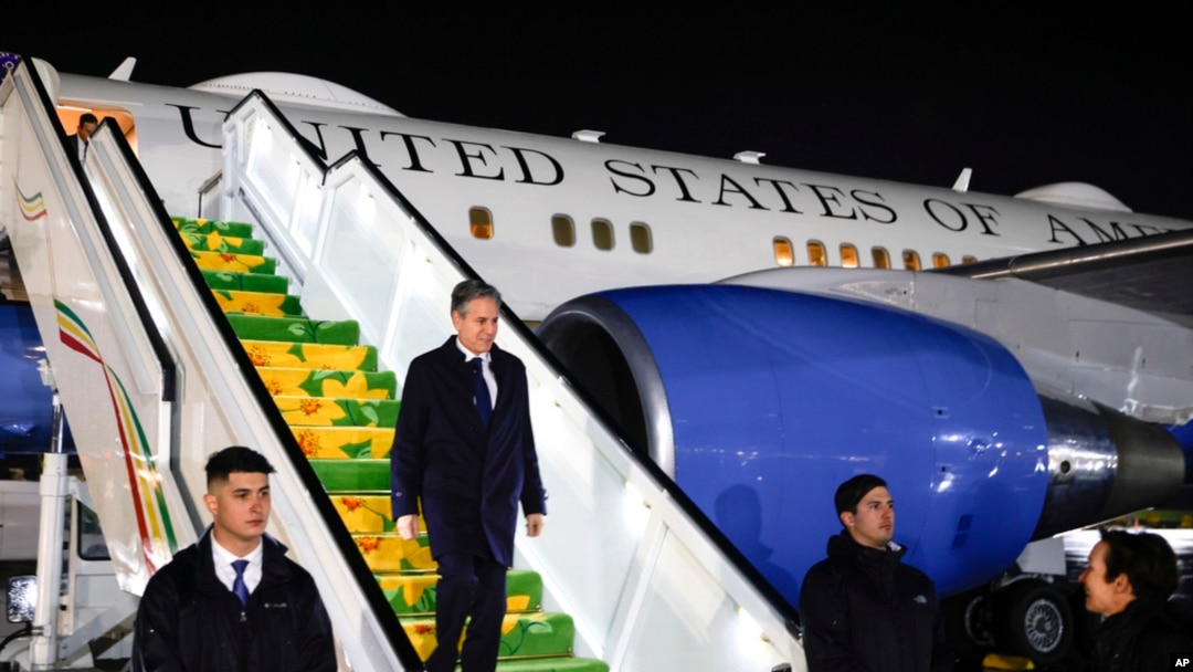 Umushikiranganji wa Amerika ajejwe imigenderanire n'amakungu, Antony Blinken, ashitse ku kibuga c'indege mpuzamakungu c'i Addis Abeba, muri Etiyopiya, kw'itariki ya 14/03/2023