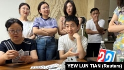 ชาวจีนหันมาเล่นเกมไพ่ "กวานตัน" เพื่อสร้างสายสัมพันธ์ทางธุรกิจมากขึ้น