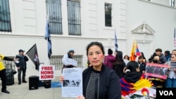 2023年9月30日中午，一个脸上写有“自由西藏”的女孩出现在旧金山十一集会上。（美国之音旧金山特约记者周星晨摄影）