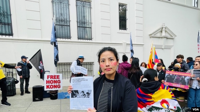 2023年9月30日中午，一个脸上写有“自由西藏”的女孩出现在旧金山十一集会上。（美国之音旧金山特约记者周星晨摄影）