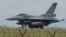 Taksi jet tempur F-16 Angkatan Udara Taiwan setelah mendarat di pangkalan angkatan udara di Hualien di Taiwan timur pada 24 Mei 2024. (Yasuyoshi CHIBA / AFP)