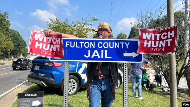 Un simpatizante del expresidente Donald Trump protesta frente a la cárcel del condado de Fulton, en Atlanta, Georgia, el 24 de agosto de 2023.
