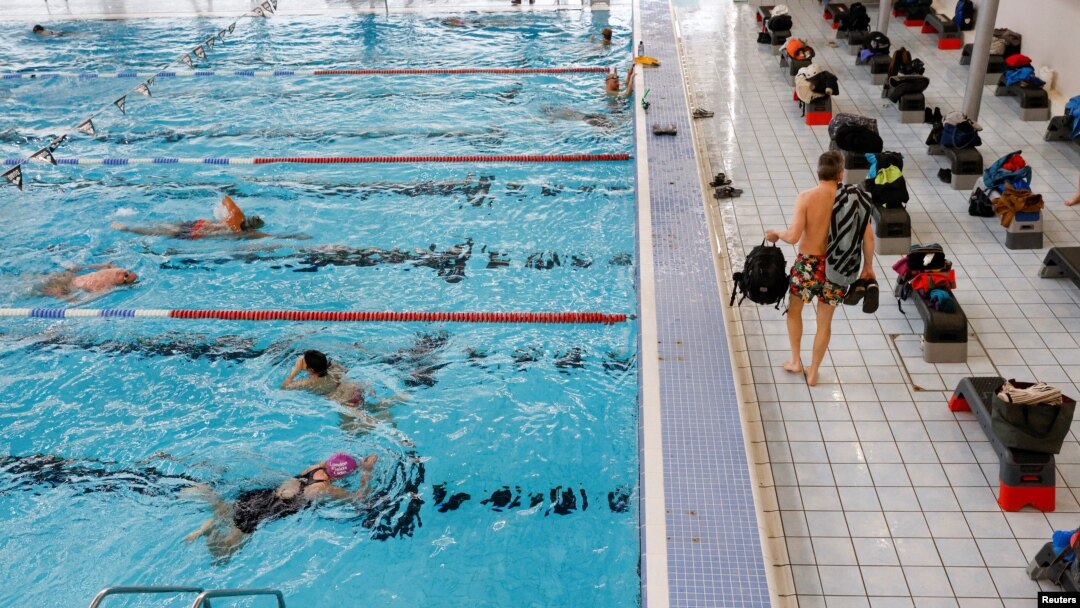 ILUSTRASI - Suasana di kolam Clissold Leisure Centre, London, Inggris, 12 April 2021. (REUTERS/John Sibley)