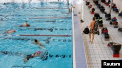 ILUSTRASI - Suasana di kolam Clissold Leisure Centre, London, Inggris, 12 April 2021. (REUTERS/John Sibley)