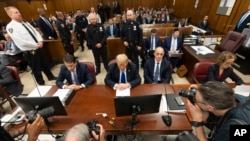 Ish Presidenti Donald Trump në sallën e gjyqit