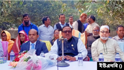 নওগাঁর সাপাহার উপজেলায় একটি সড়ক উদ্বোধন অনুষ্ঠানে বক্তব্য রাখছেন বাংলাদেশের খাদ্যমন্ত্রী সাধন চন্দ্র মজুমদার। রবিবার, ১৯ ফেব্রয়ারি, ২০২৩। 