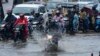 Para pengendara motor melewati jalan tergenang akibat hujan lebat di Hyderabad, India, 5
September 2023. Meski September hujan, curah hujannya tercatat paling rendah sejak 2018 akibat El Nino pada Agustus. (Foto: Mahesh Kumar/AP Photo)