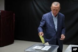 Turkish President Recep Tayyip Erdogan casts his vote at a polling station in Istanbul, May 14, 2023.