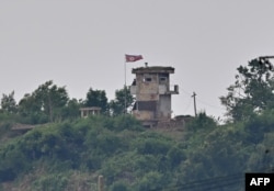 21일 한국 파주에서 남북 간 비무장지대(DMZ) 북쪽에 있는 북한 감시 초소가 보인다.