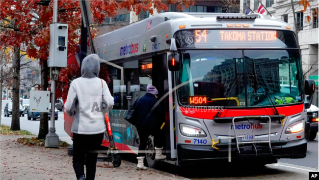DOSYA - Yolcular, 7 Aralık 2022'de Washington'da bir metrobüse biniyor. Washington kısa süre önce şehir içi otobüs ücretlerini kaldırmak için bir önlem aldı.