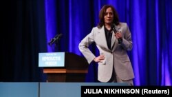 Wakil Presiden AS Kamala Harris berbicara dalam sebuah acara di Howard University di Washington, pada 25 April 2023. (Foto: Reuetrs/Julia Nikhinson)