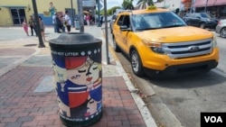 El arte de la artista cubano americana Annie M. forma parte de la decoración de los botes de basura en la emblemática Calle 8 en Miami.