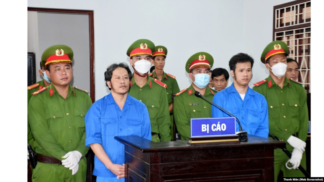 Ông Tô Hoàng Chương (trái) và Thạch Cương tại phiên tòa sơ thẩm ngày 20/3/2024.