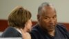 OJ Simpson com a advogada, Patricia Palm, no Tribunal Distrital do Condado de Clark durante uma audiência em Las Vegas, Nevada, em 13 de maio de 2013. REUTERS/Julie Jacobson/Pool)