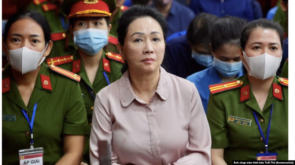 Bà Trương Mỹ Lan trong phiên tòa hồi tháng 3-4 xét xử về hành vi rút ruột ngân hàng SCB