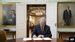 Finlandiya Cumhurbaşkanı Sauli Niinisto NATO Sözleşmesini imzaladı.